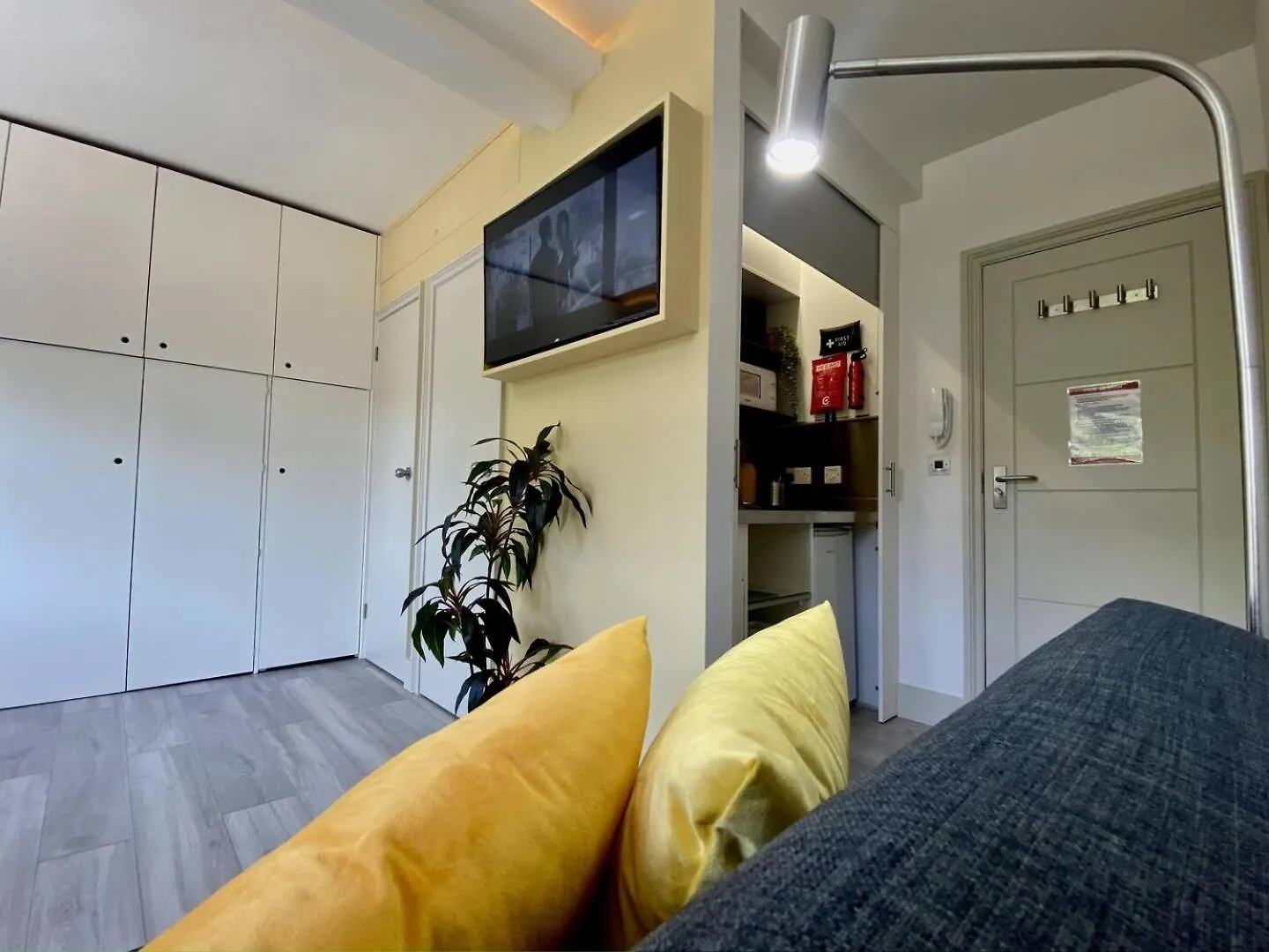 Apt 10 Beachside Beauty Lux Studio Steps From Beach Brighton Apartment